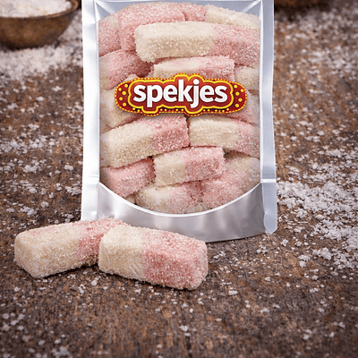 Gesuikerde kokos spekjes in wit en roze, zachte vierkante spekken met kokos en suikerlaag