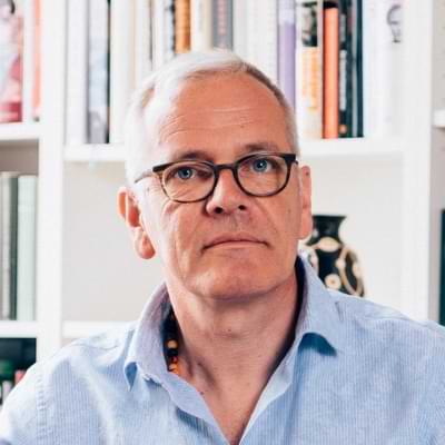 Reiki & Energiearbeit in Berlin - Klarheit. Energie. Selbstvertrauen. a man wearing glasses and a blue shirt, Jens Kunik, Heipraktiker Psychtherapie