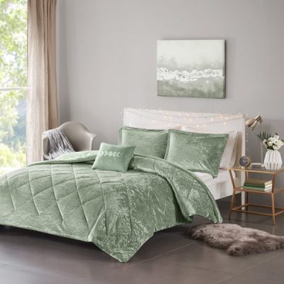 Intelligent Design Felicia Velvet Comforter Set with Throw Pillow in Green, Full/Queen ID10-2413