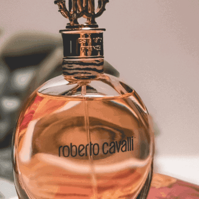 Jak si vybrat parfém, který podtrhne vaši osobnost? Průvodce vůněmi pro každou ženu