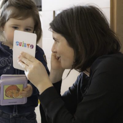Signes avec bébé : la communication gestuelle associée à la parole