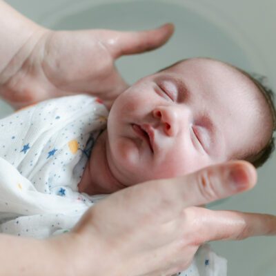 Le Bain enveloppé du nouveau-né : Doula Nancy