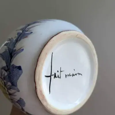 Vase pique-fleurs en céramique artisanale marron et beige moucheté avec anse latérale