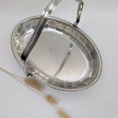 Coupe creuse en métal argenté brillant avec poinçon Regis Plate et bordure ciselée