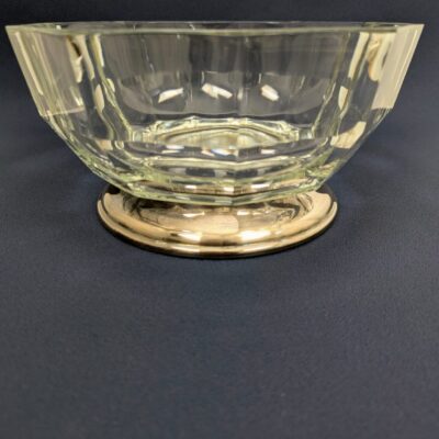 Bol en cristal taillé à facettes sur une base circulaire en métal argenté brillant