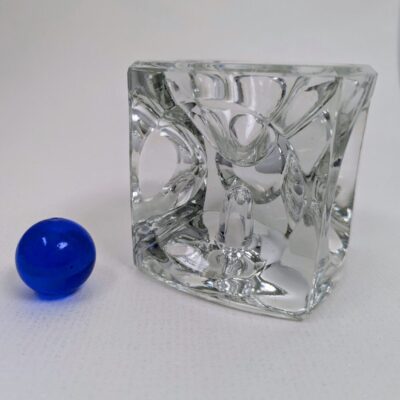 Cendrier en cristal Daum France design cubique avec bille bleue emprisonnée, presse-papier sculptural vintage signé.
