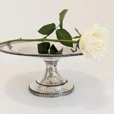 Coupe à fruits ou centre de table ancien sur pied douche en métal argenté avec liseré perlé élégant.