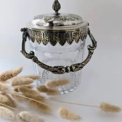 Seau à biscuits ancien en verre ciselé à facettes et monture en métal argenté avec anse, diamètre 12 cm, accessoire d'art de la table vintage.