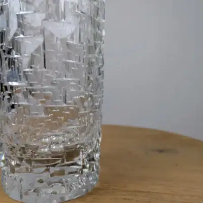 Vase ancien en cristal de Bohème incolore richement taillé à pointes de diamant et facettes