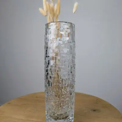 Grand vase vintage en cristal taillé de Bohème des années 1950, 35 cm de hauteur, facettes asymétriques et éclat lumineux.