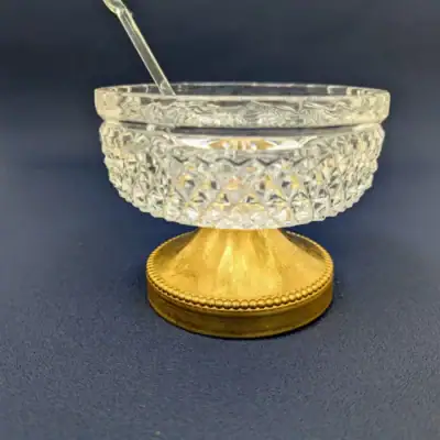 Coupe en cristal ciselé sur pied avec sa cuillère dorée assortie, service à confiture ou sucrier vintage raffiné.