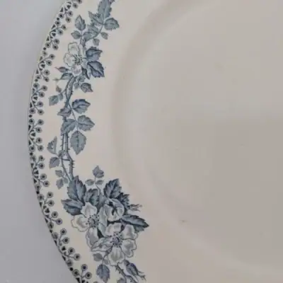 Assiette ancienne en Terre de Fer décor floral bleu Villa Brieg vaisselle vintage authentifiée