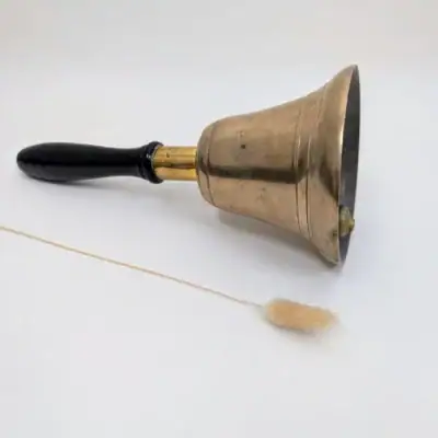 Cloche marine vintage en laiton paquebot France avec manche en bois noir Villa Brieg antiquités