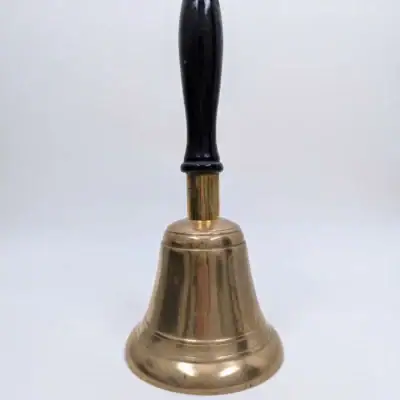 Cloche de marine vintage en laiton avec manche en bois noir sculpté, objet décoratif de style paquebot France années 60, patine ancienne authentique.