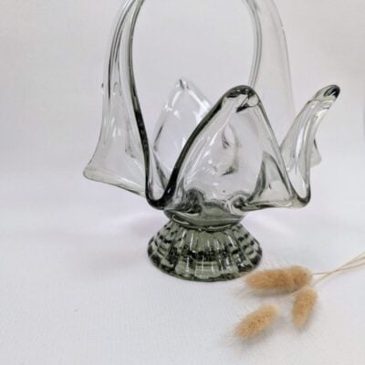 Photophore sculptural en verre soufflé gris transparent avec anses courbées et socle strié