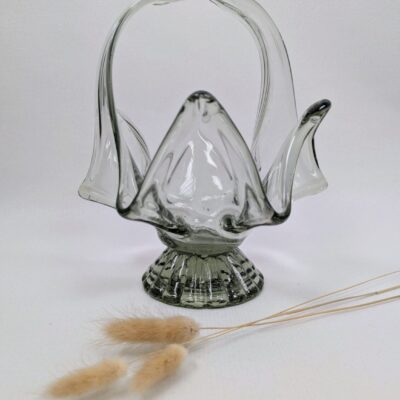 Photophore artisanal en verre soufflé de couleur vert grisé, forme élancée de panier avec bulles d'air emprisonnées, bougeoir décoratif fait main.