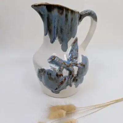 Pichet vintage Rhoda en céramique décor fruits relief bleu Villa Brieg art de la table