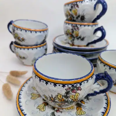 Tasse et soucoupe anciennes Henriot Quimper décor breton peint à la main