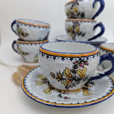 Tasse à café bretonne Henriot Quimper avec scène traditionnelle peinte à la main