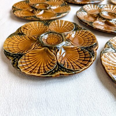 Assiettes à huitres vintage en barbotine signées Sarreguemines France