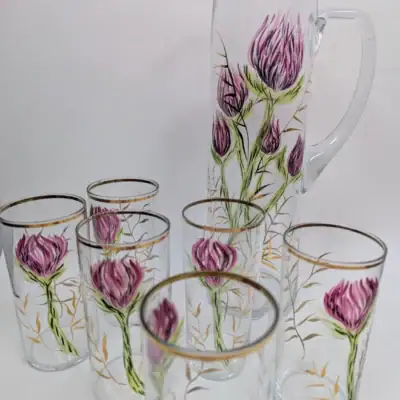 Service à orangeade vintage en verre peint à la main, décor floral doré sur carafe élancée et 6 verres assortis, art de la table rétro chic.