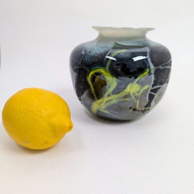 Vase contemporain en verre soufflé ambré et transparent avec bulles d'air et signature gravée Andrii Petrovskyi