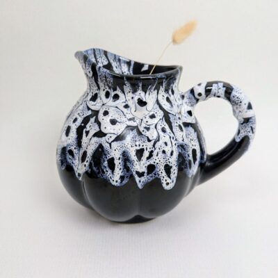 Broc vintage en céramique noir et blanc style années 70, décor à coulures d'émail texturé attribué à Alpho, design graphique rétro.