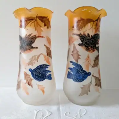 Duo vases Art Nouveau anciens en verre dépoli avec décor émaillé d'oiseaux et fleurs bleues, catégorie Vases et Céramiques Villa Brieg.
