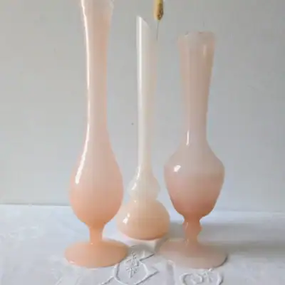 Trio de vases anciens en opaline rose poudré vintage, ensemble décoratif satiné de différentes hauteurs.