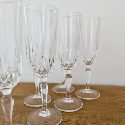 Flûtes à champagne en cristal vintage ciselé, silhouette élancée et pied à six facettes, verrerie française de collection.