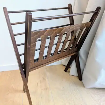 Porte-revues vintage en bois massif style scandinave années 50, design Cees Braakman Pastoe, rangement vinyles bois sombre.
