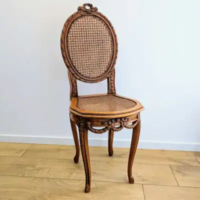 Chaise Louis XVI ancienne en bois de hêtre sculpté face