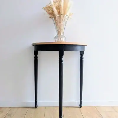 Console demi-lune vintage en merisier avec vase fleuri