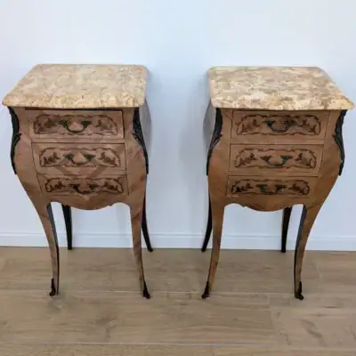 Vue de face d'une paire de chevets anciens style Louis XV avec plateau marbre