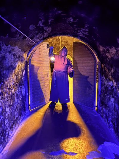 Mehr über den Artikel erfahren NEU 2026: „Breisacher Unterwelten – Breisach, Mythen, Teufelswein“ – Theater-Tour in die „Stadt unter der Stadt“