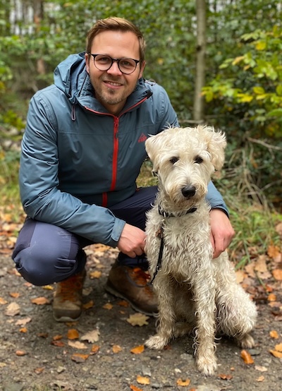 Inhaber der Hundeschule mit Schulhund Rudi (Irish Soft Coated Wheaten Terrier)
