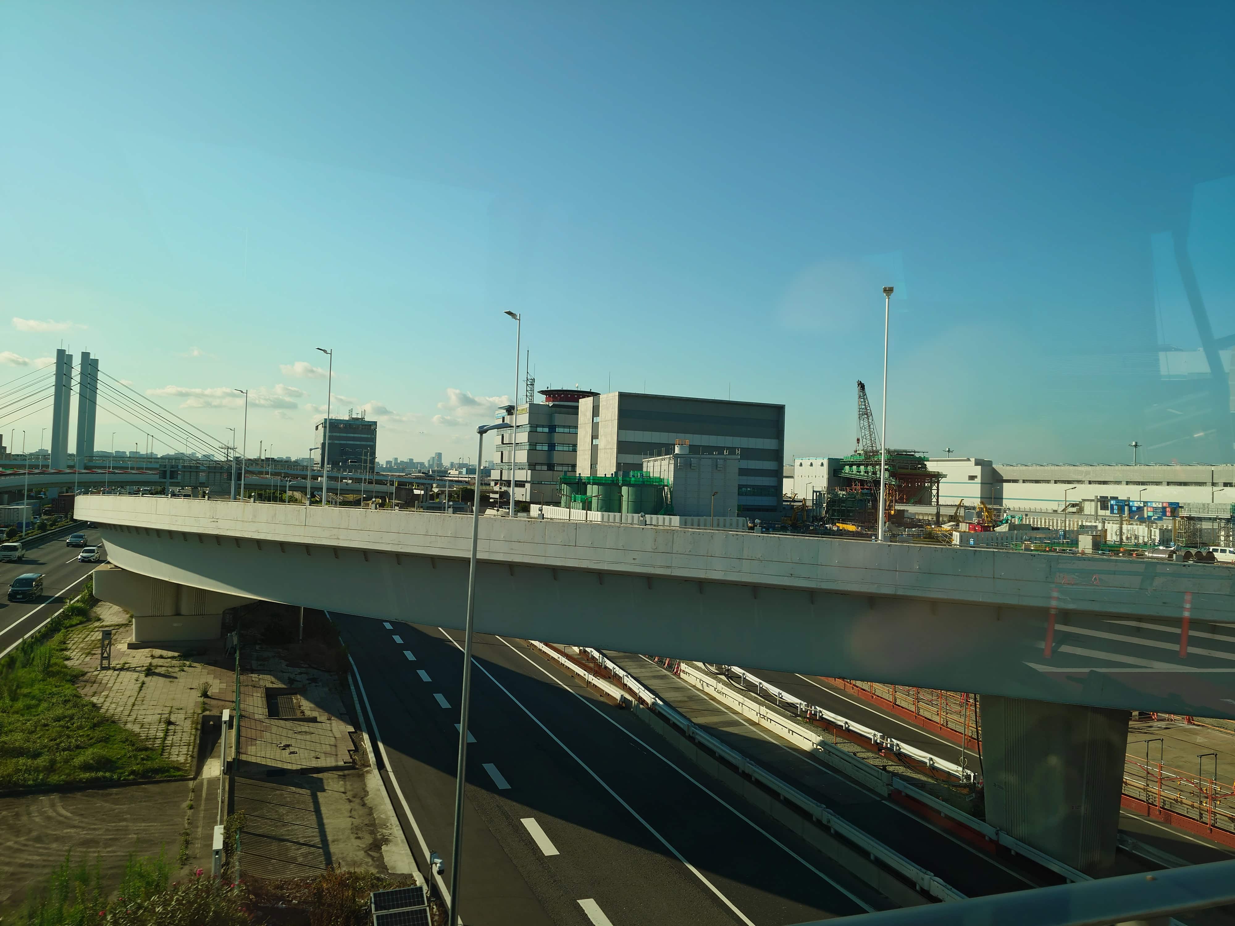 13.構内高架から望む空港の建物群