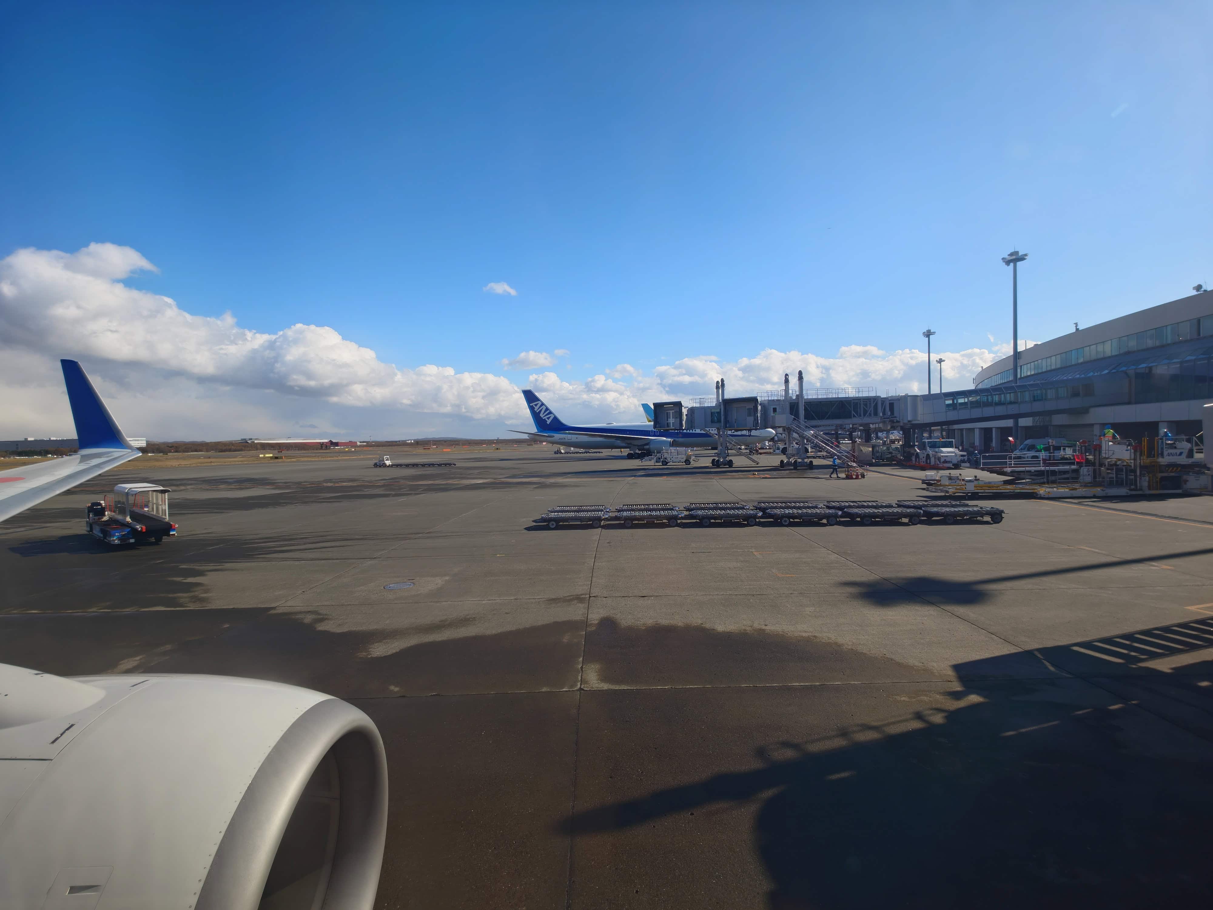 16.エンジン越しの新千歳空港