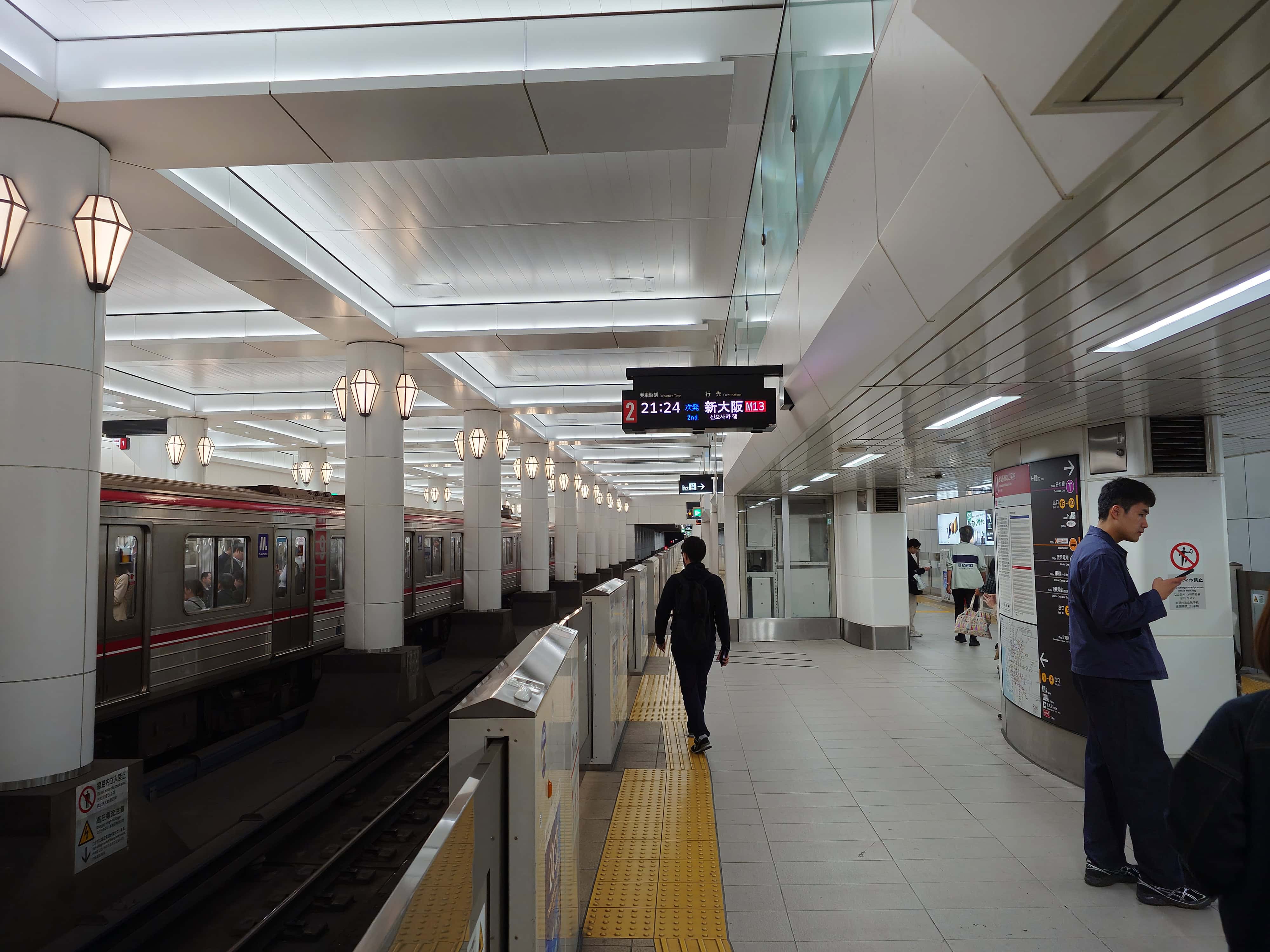 164.御堂筋線のホーム