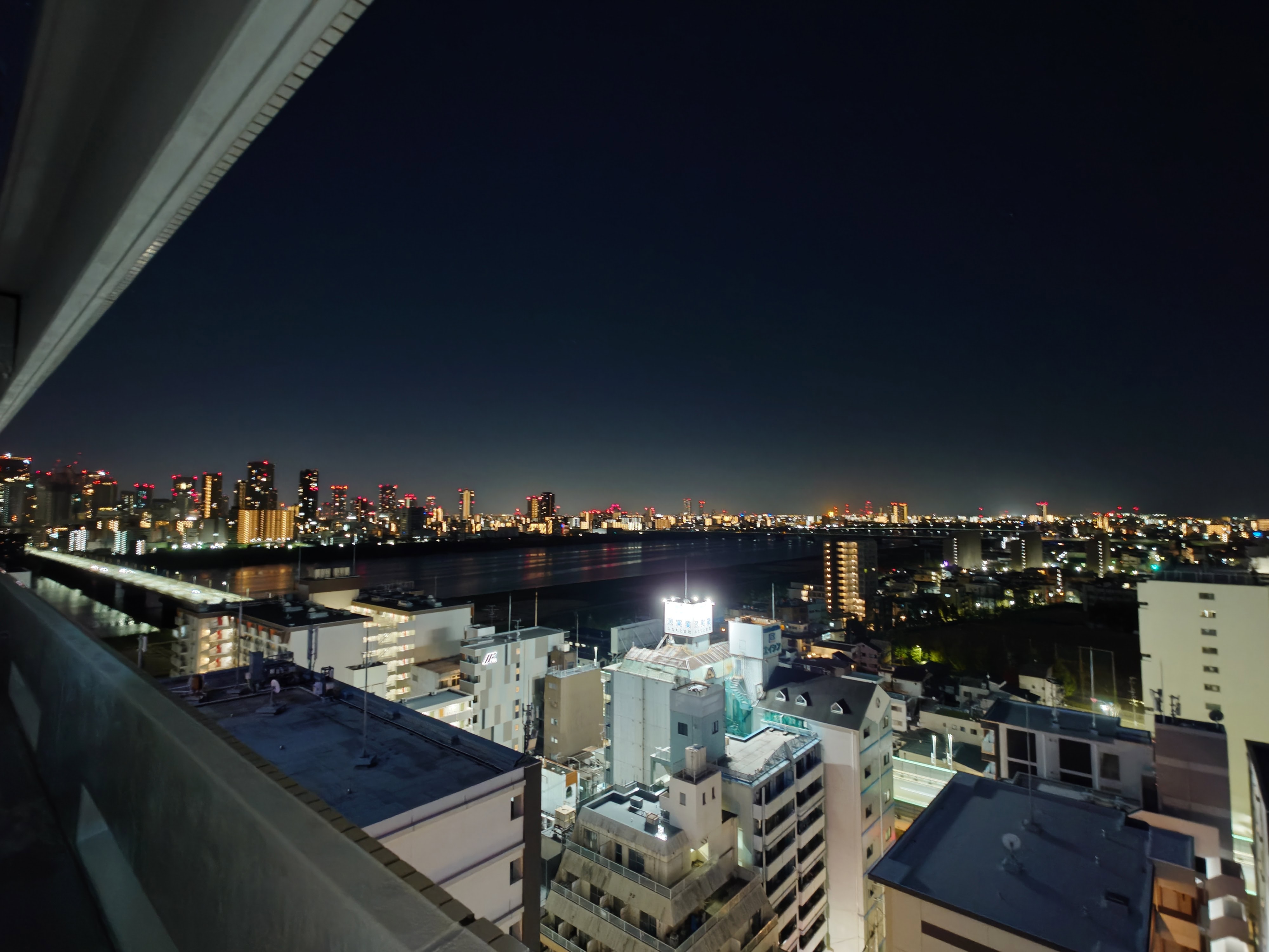 204.深夜の窓からの全景