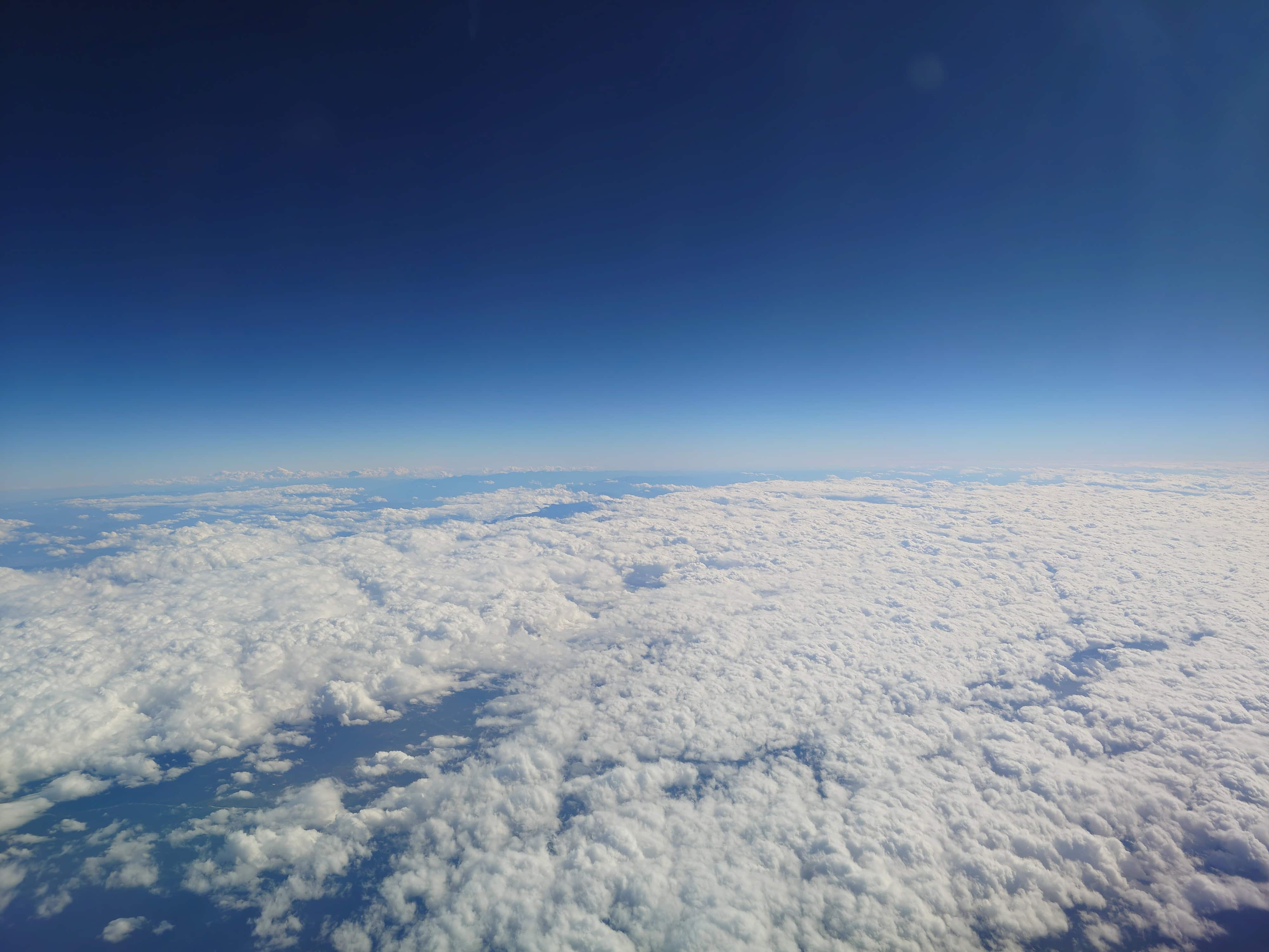 47.濃い青の空