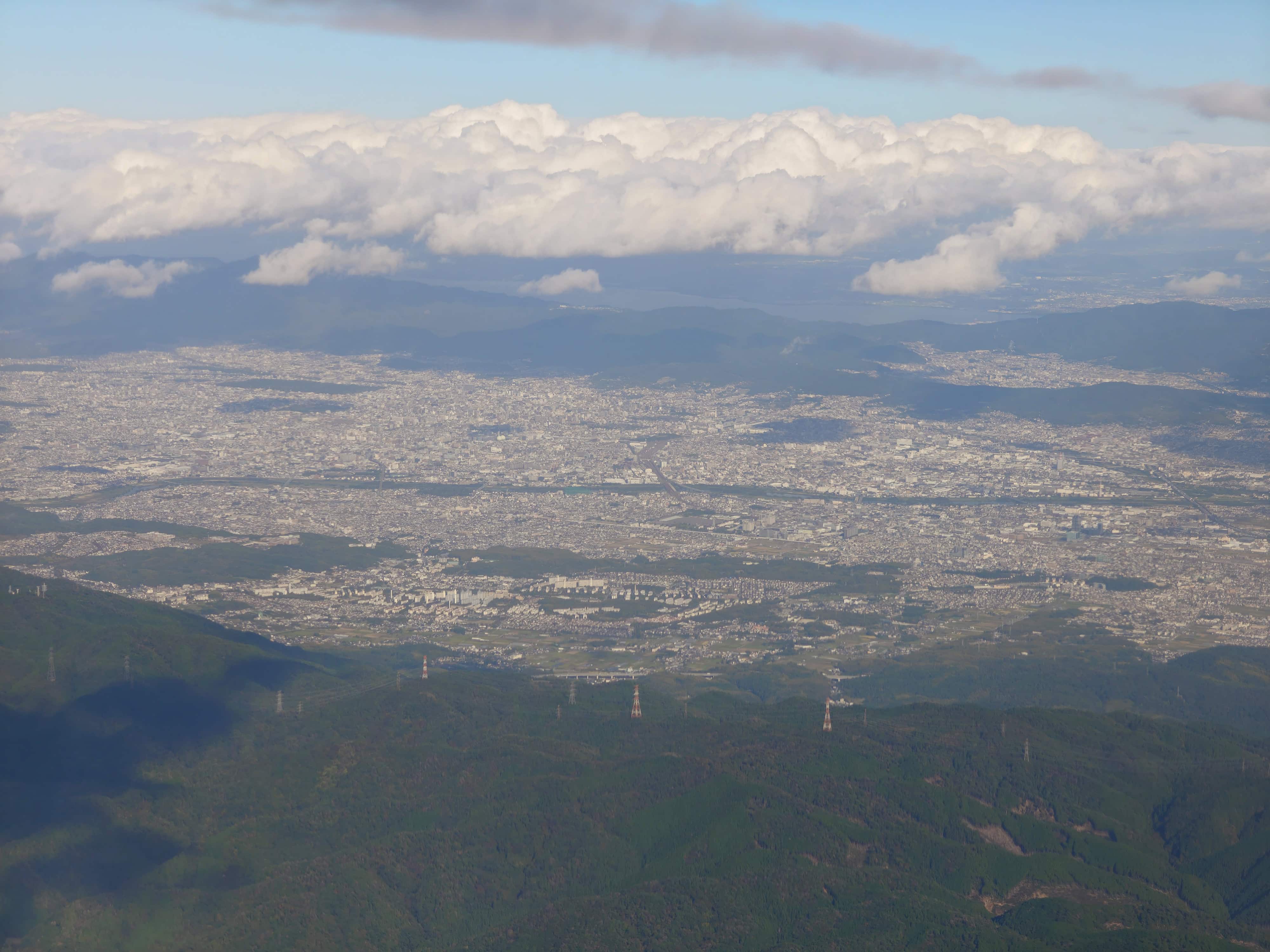 63.盆地の街並み