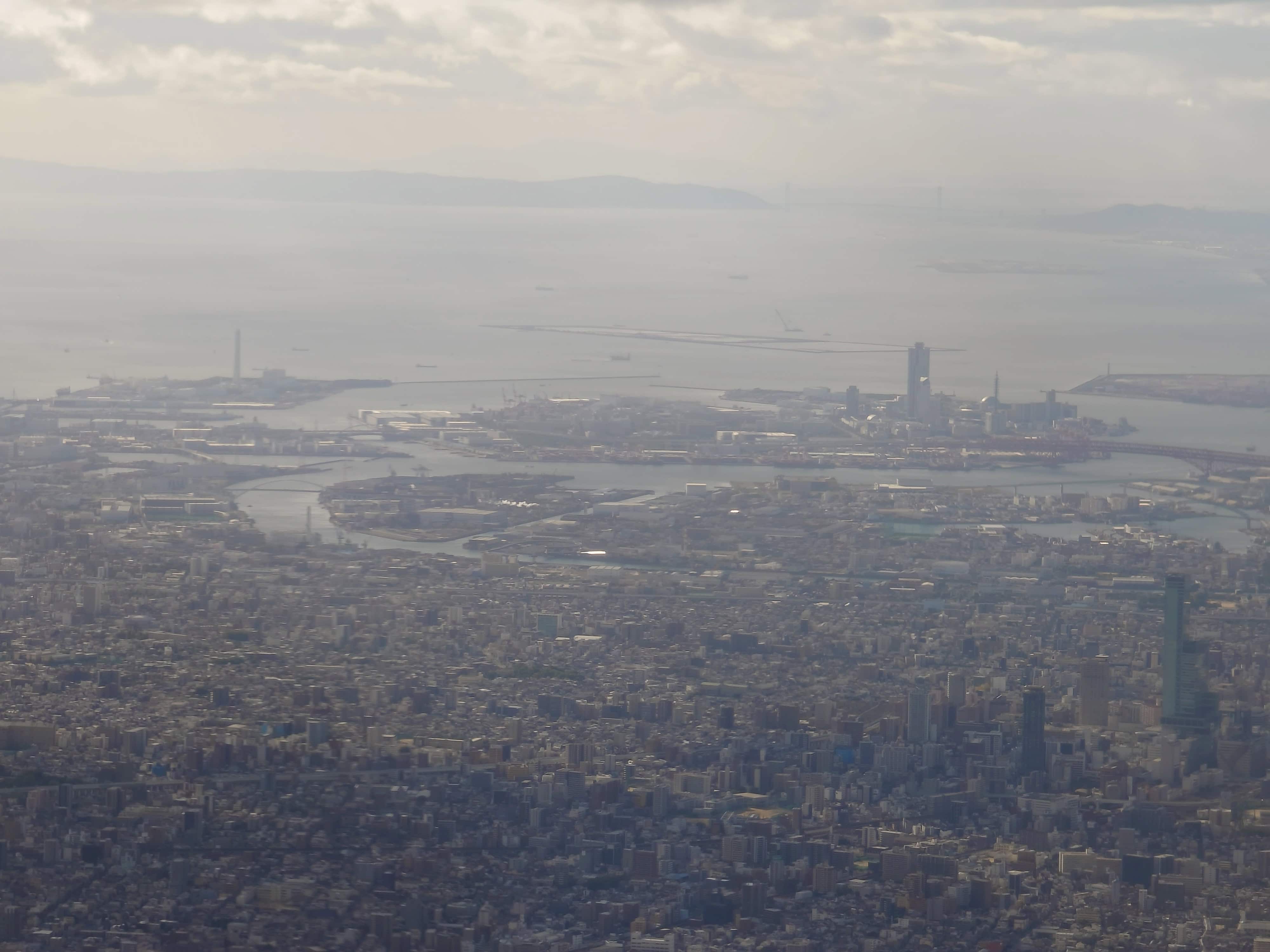 72.大阪湾とビル群