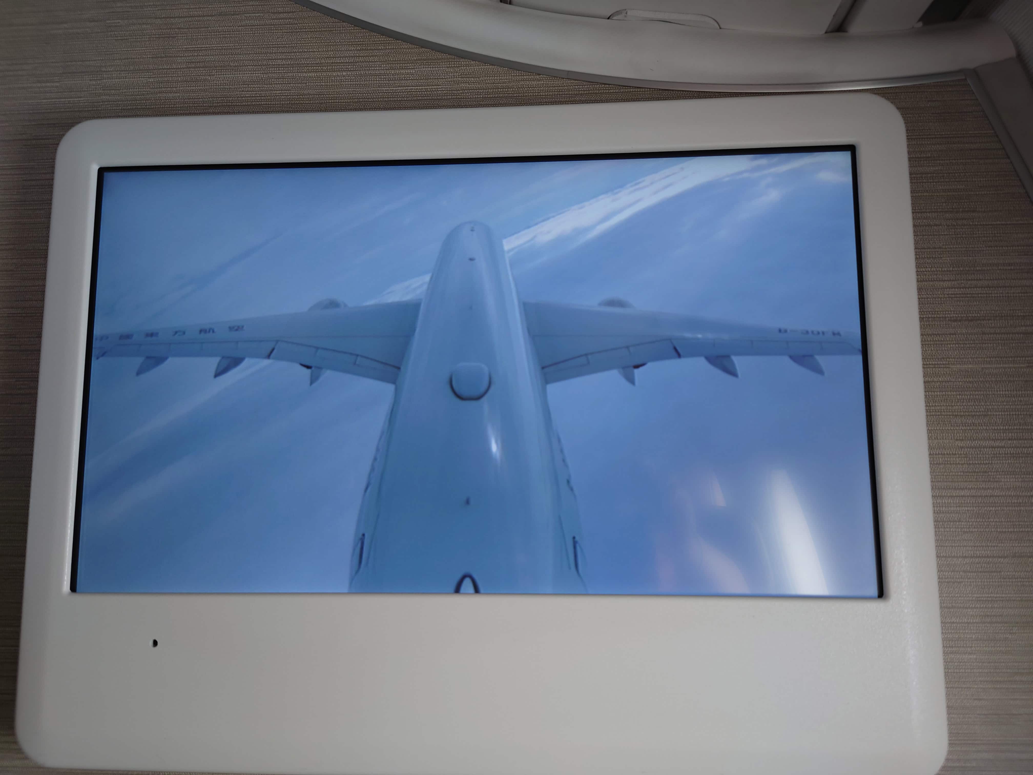 空を旋回中の飛行機カメラの映像