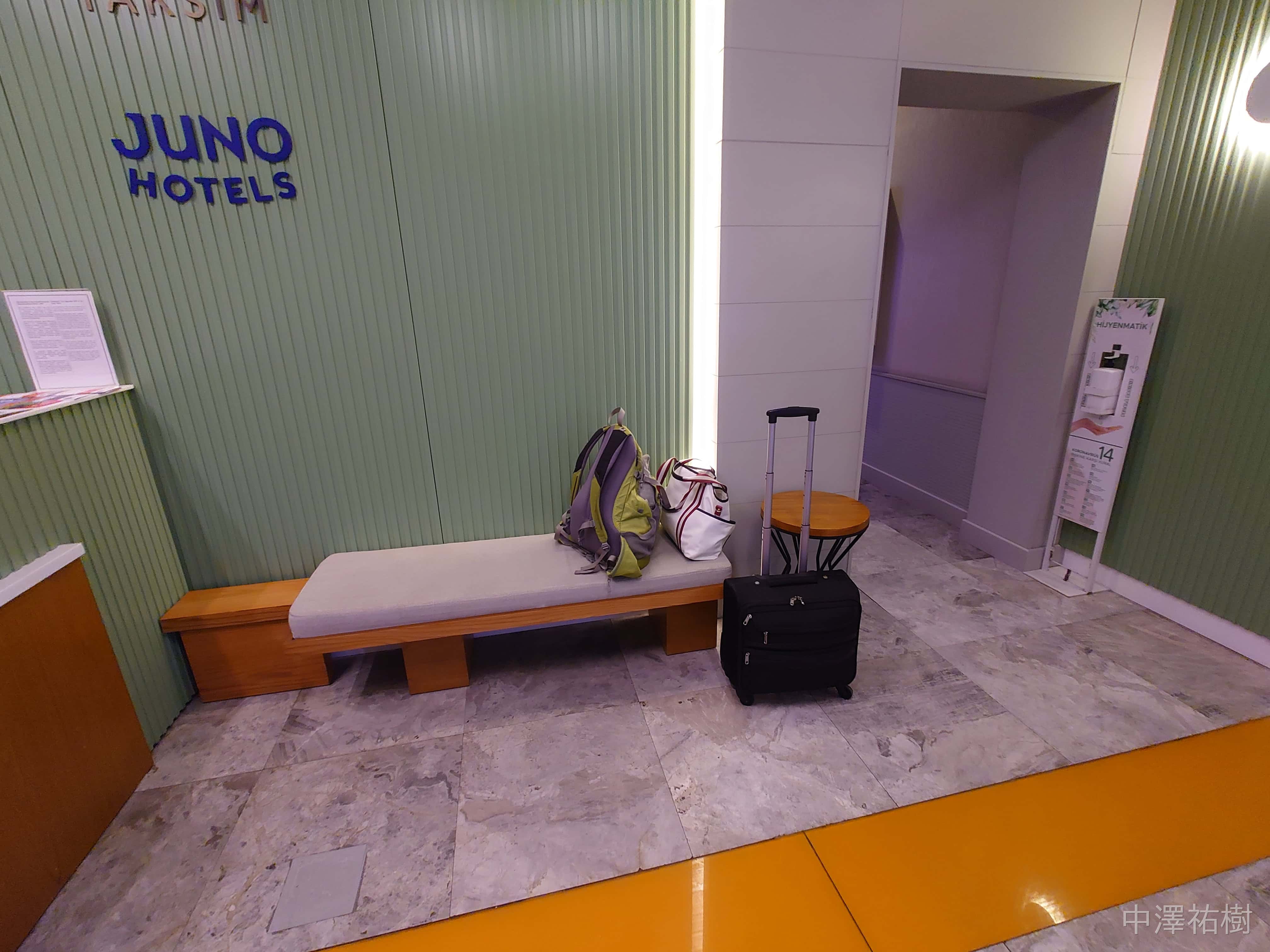 フロント前のベンチと貴重品の荷物