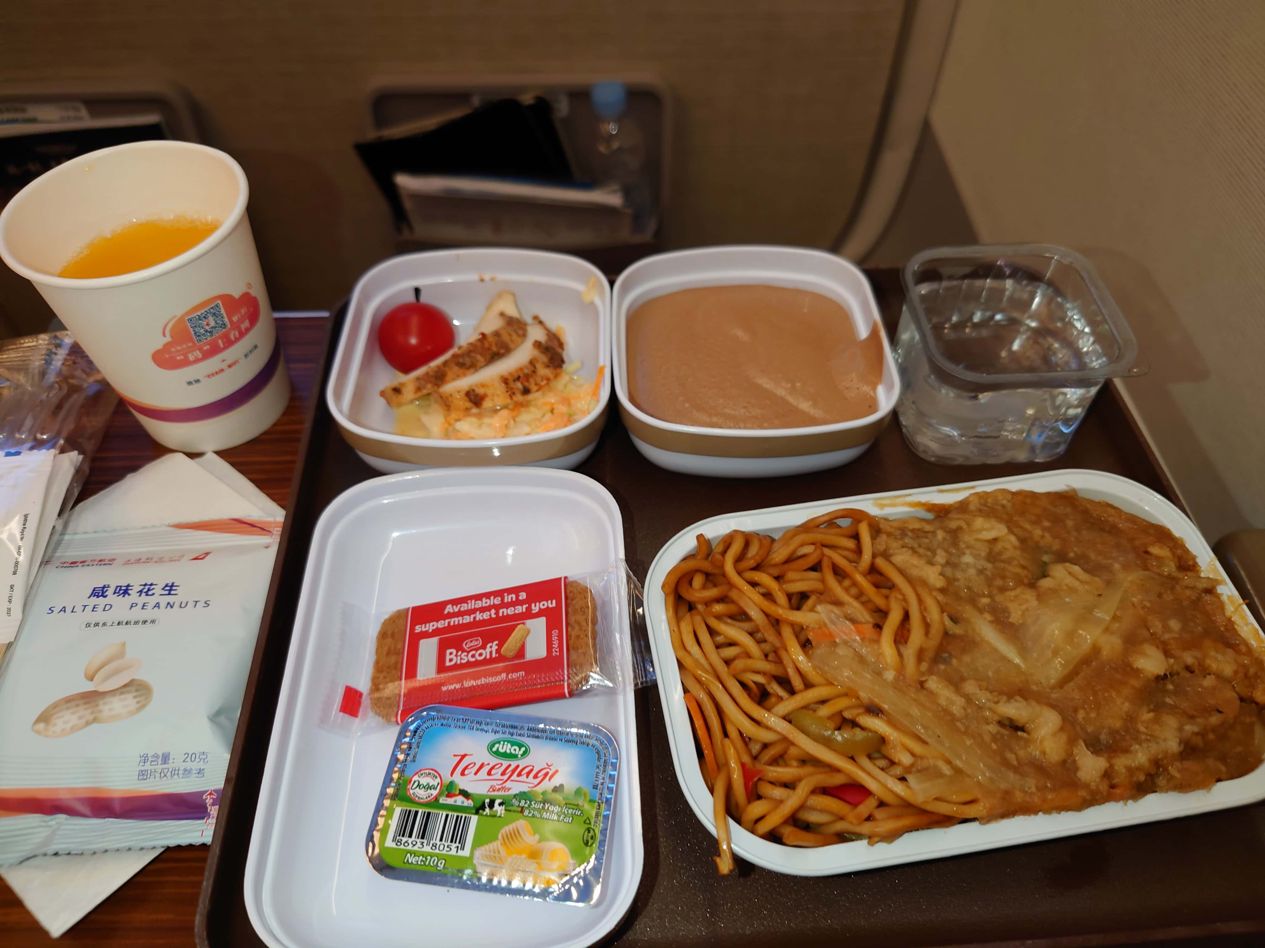 機内食（ポークヌードル、斜め上から）
