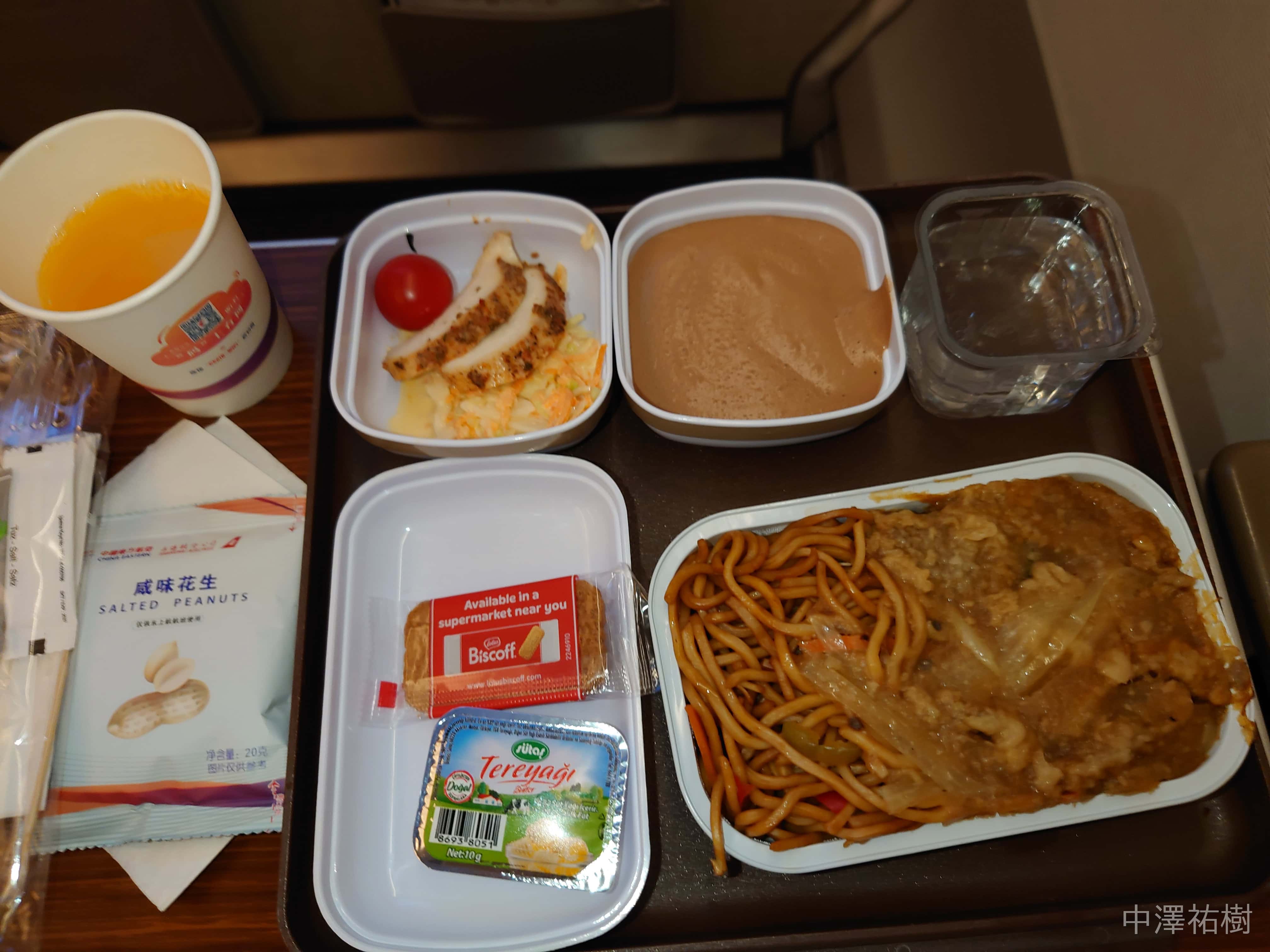 機内食（ポークヌードル、上から）
