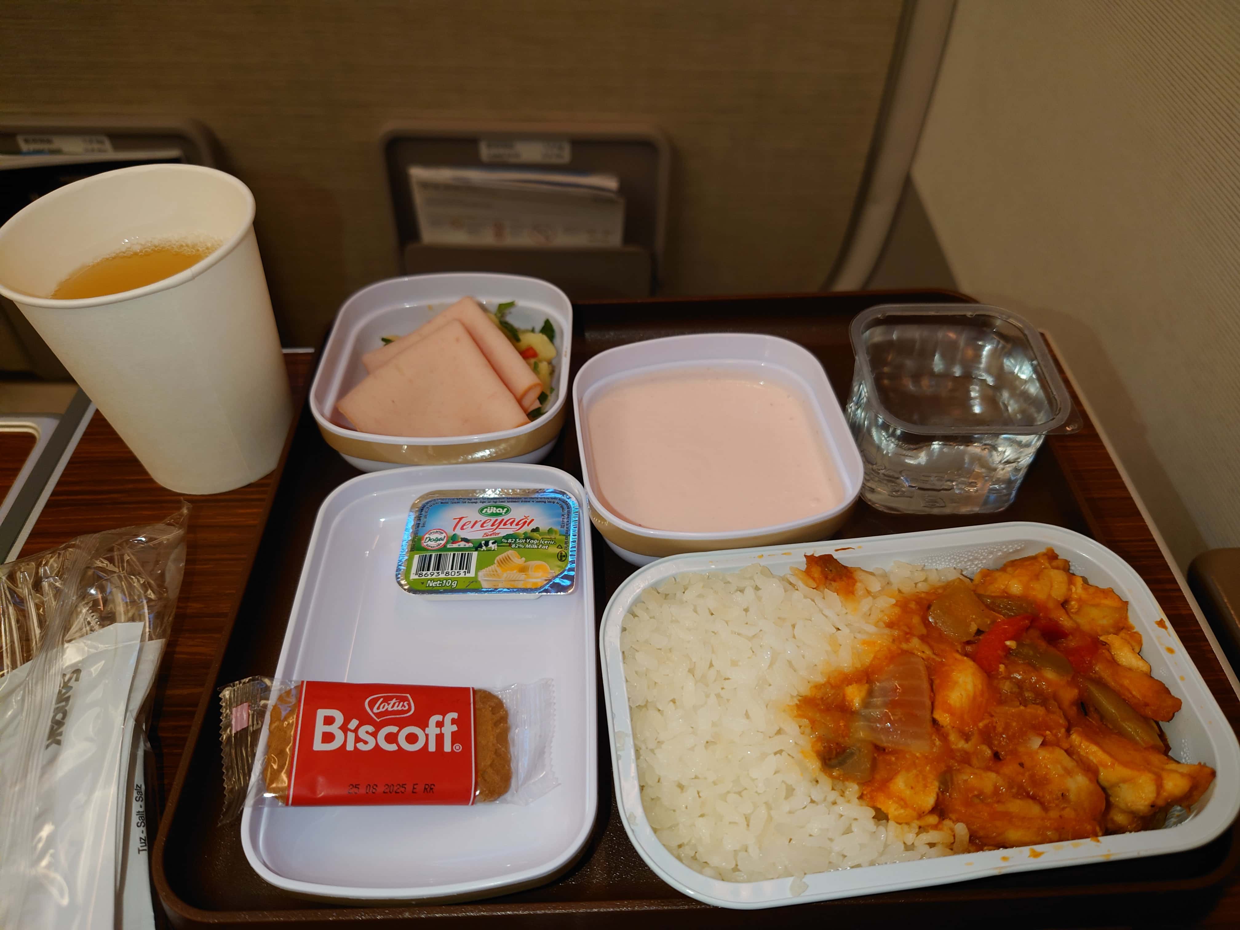 機内食2回目（チキンライス、斜め上から）