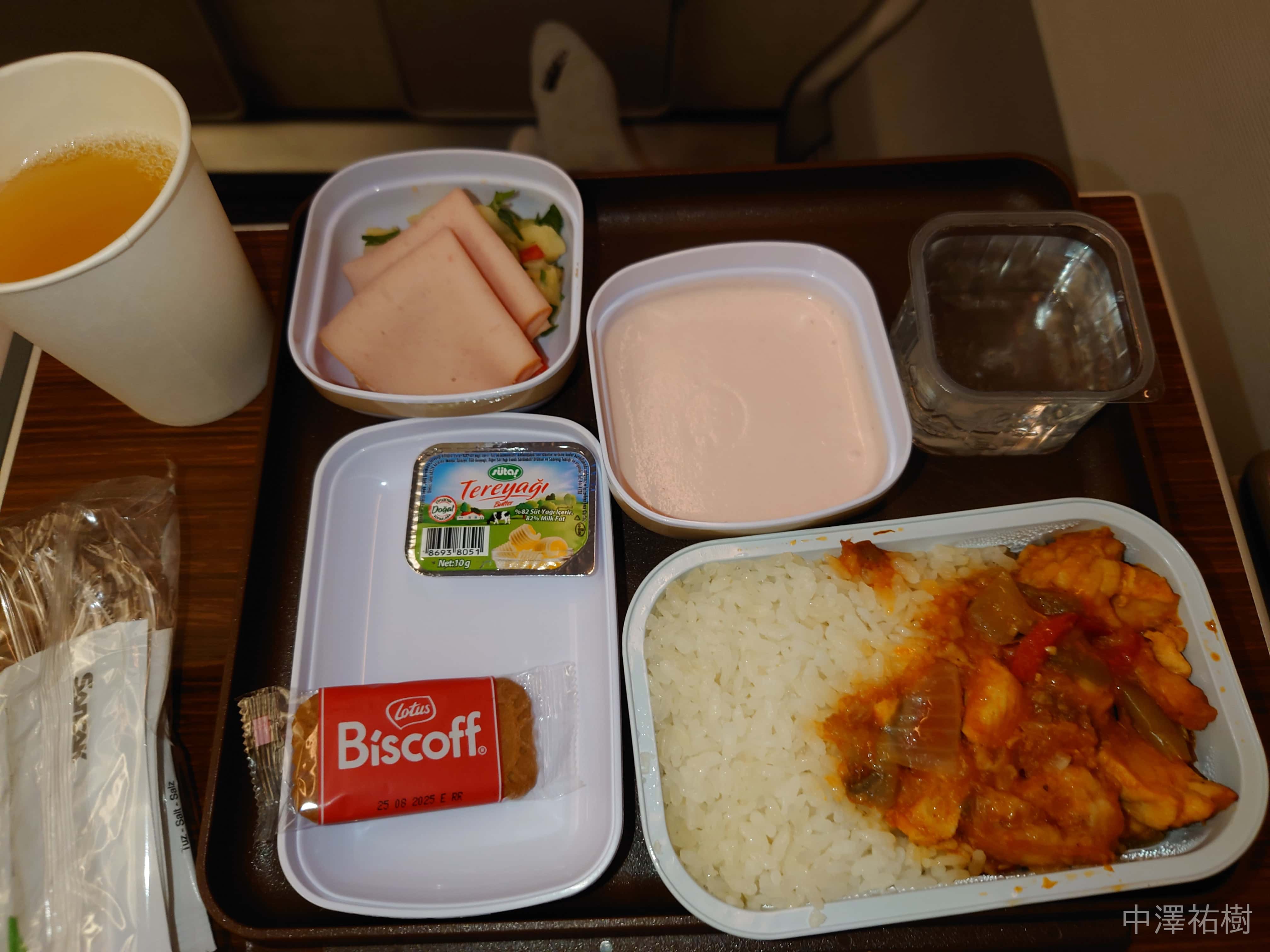 機内食2回目（チキンライス、上から）