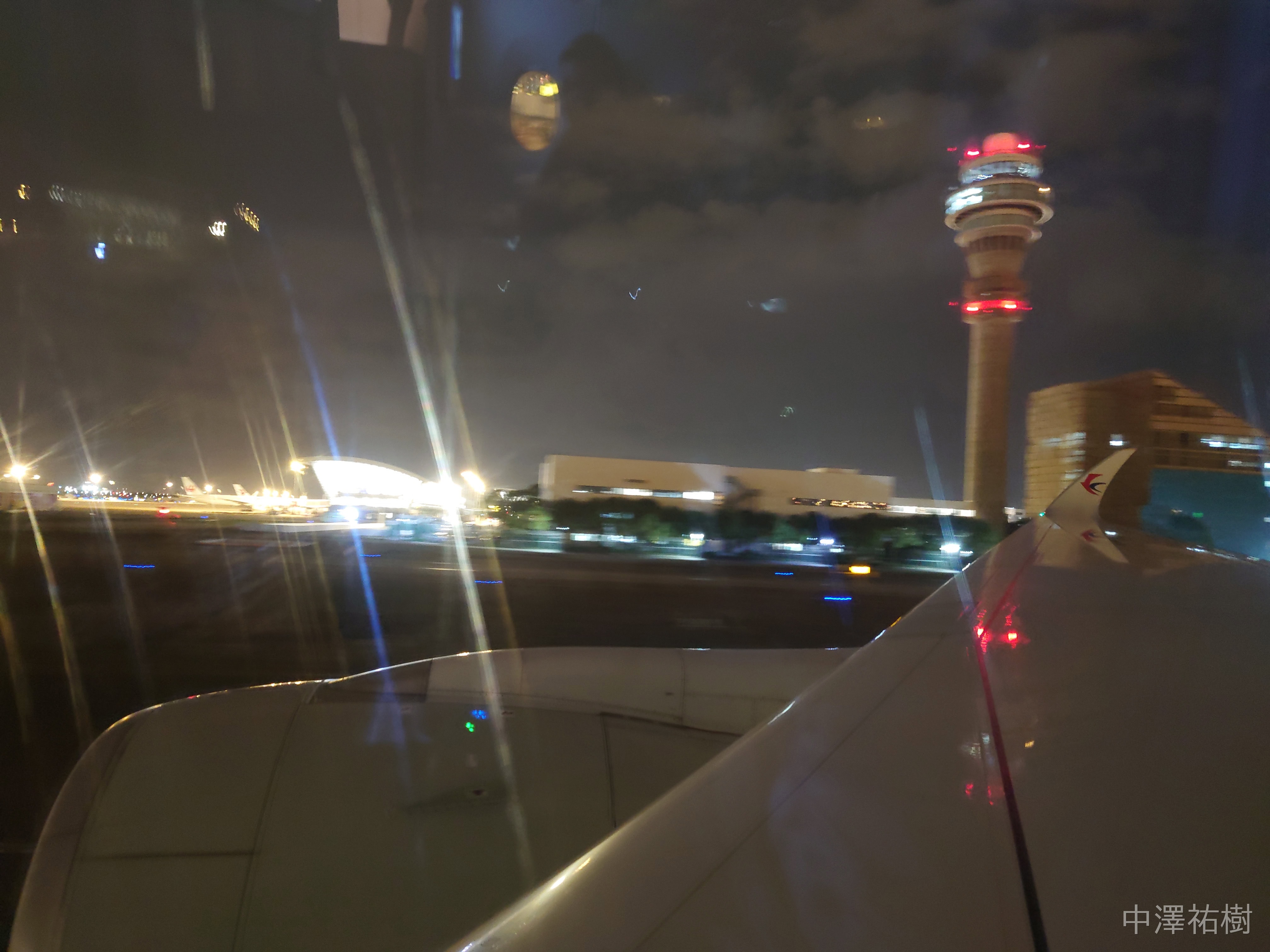 上海浦東空港のタワーと空港設備